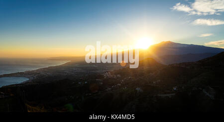 Sonnenuntergang über dem Vulkan Ätna und den Golf von Catania von Taormina, Sizilien, Italien, Europa Stockfoto