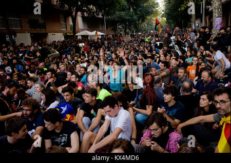 September 20, 2017 - Barcelona, Katalonien, Spanien - Demonstranten shout Slogans, wie sie nationale spanische Polizisten Block auf pro-independenc Stockfoto