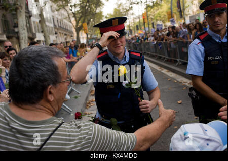 August 26, 2017 - Barcelona, Katalonien, Spanien - Barcelona katalanische Polizei erhalten Rosen und Grüße während einer März gegen Terroranschläge Stockfoto
