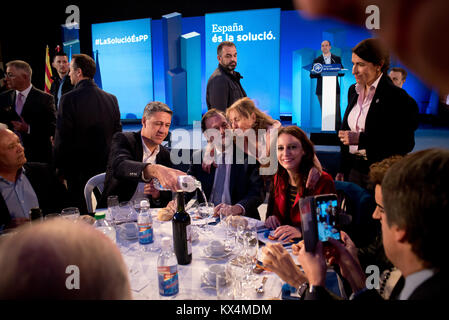 Dezember 19, 2017 - Barcelona, Katalonien, Spanien - der spanische Premierminister Mariano Rajoy (C) und die Partido Popular (Volkspartei) Kandidat Xavier Ga Stockfoto