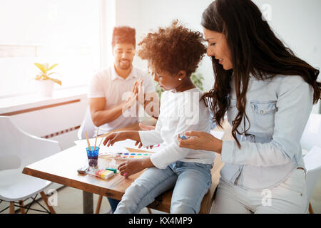 Bild der glücklichen Familie haben wundervolle Zeit zusammen Stockfoto