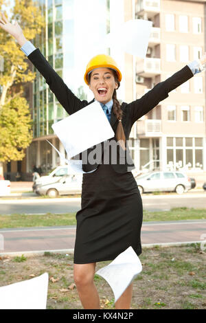 Glück Ingenieurin ihr Erfolg feiern, werfen Papier in der Luft Stockfoto