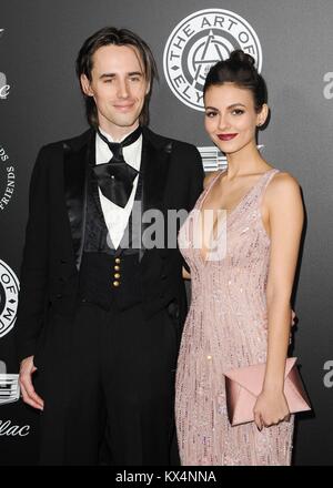 Santa Monica, CA. 6. Januar, 2018. Victoria Justice bei der Ankunft für die Kunst des 11. jährlichen Elysium Black Tie künstlerische Erfahrung HIMMEL, Barker Hangar, Santa Monica, CA 6. Januar 2018. Credit: Elizabeth Goodenough/Everett Collection/Alamy leben Nachrichten Stockfoto