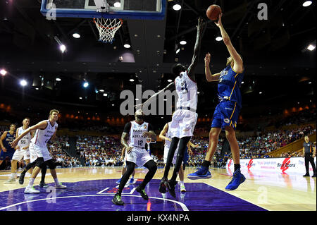 Brisbane, Queensland, Australien. 7 Jan, 2018. Tom Jervis der Kugeln (13, rechts) schießt während der Runde 13 NBG Übereinstimmung zwischen den Kugeln und die Adelaide Brisbane 36ers am Brisbane Convention und Exhibition Centre am 7. Januar 2018 in Brisbane, Australien. Credit: Albert Perez/ZUMA Draht/Alamy leben Nachrichten Stockfoto