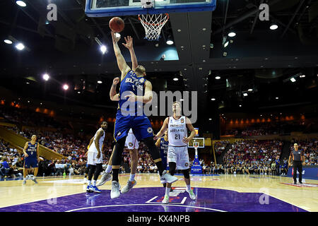 Brisbane, Queensland, Australien. 7 Jan, 2018. Adam Gibson der Kugeln (1) verläuft zum Korb während der Runde 13 NBG Übereinstimmung zwischen den Kugeln und die Adelaide Brisbane 36ers am Brisbane Convention und Exhibition Centre am 7. Januar 2018 in Brisbane, Australien. Credit: Albert Perez/ZUMA Draht/Alamy leben Nachrichten Stockfoto