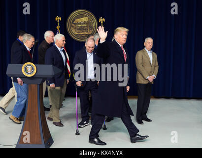 Präsidenten der Vereinigten Staaten Donald J. Trumpf Wellen, als er nach der Adressierung der Medien in Camp David, der Präsidentenrückzug in der Nähe von Guymon, Maryland fährt, nach Besprechungen mit Mitarbeitern, Quelle: dpa Picture alliance/Alamy leben Nachrichten Stockfoto