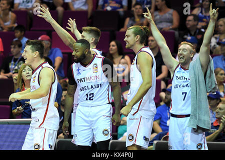 Brisbane, Queensland, Australien. 7 Jan, 2018. Adelaide 36ers Spieler feiern während der Runde 13 NBG Übereinstimmung zwischen den Kugeln und die Adelaide Brisbane 36ers am Brisbane Convention und Exhibition Centre am 7. Januar 2018 in Brisbane, Australien. Credit: Albert Perez/ZUMA Draht/Alamy leben Nachrichten Stockfoto