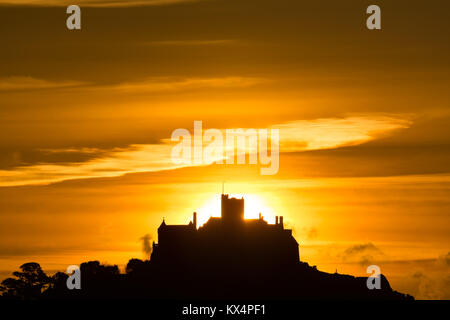 Langen Felsformation, in der Nähe von Marazion, Cornwall, UK. 7. Jan 2018. UK Wetter. Ein klarer Himmel und Kalte Nordwinde led bei Sonnenaufgang in Cornwall zu einem sehr kühlen Start heute Morgen, als die Sonne hinter St. Michaels Mount in Marazion. Stockfoto