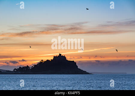 Langen Felsformation, in der Nähe von Marazion, Cornwall, UK. 7. Jan 2018. UK Wetter. Ein klarer Himmel und Kalte Nordwinde led bei Sonnenaufgang in Cornwall zu einem sehr kühlen Start heute Morgen, als die Sonne hinter St. Michaels Mount in Marazion. Stockfoto