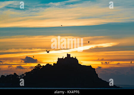 Langen Felsformation, in der Nähe von Marazion, Cornwall, UK. 7. Jan 2018. UK Wetter. Ein klarer Himmel und Kalte Nordwinde led bei Sonnenaufgang in Cornwall zu einem sehr kühlen Start heute Morgen, als die Sonne hinter St. Michaels Mount in Marazion. Stockfoto