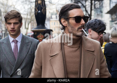 London, Großbritannien. 06 Jan, 2018. Street Style London Fashion Week Männer AW 18 London, UK Credit: Christopher Neve/Alamy leben Nachrichten Stockfoto