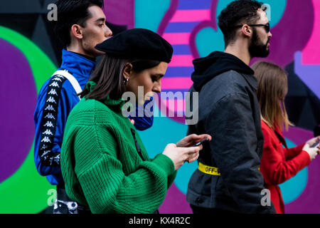 London, Großbritannien. 06 Jan, 2018. Street Style London Fashion Week Männer AW 18 London, UK Credit: Christopher Neve/Alamy leben Nachrichten Stockfoto