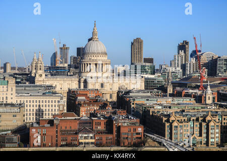 London, Großbritannien. 7. Januar 2018. Saint Paul's Cathedral und die umliegenden Financial District befindet sich in der schönen Morgensonne Credit gebadet: Amer ghazzal/Alamy leben Nachrichten Stockfoto