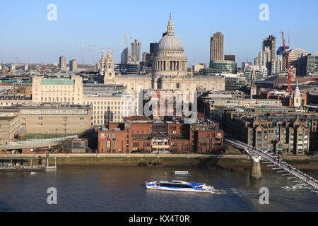 London, Großbritannien. 7. Januar 2018. Saint Paul's Cathedral und die umliegenden Financial District befindet sich in der schönen Morgensonne Credit gebadet: Amer ghazzal/Alamy leben Nachrichten Stockfoto