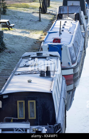 Cheshire,. UK Wetter. Frost über Nacht haben einen scharfen Frost für viele in das Vereinigte Königreich verlassen. Der Bridgewater Canal fronzen heute in der eisigen Temperaturen in Warrington, Cheshire Stockfoto