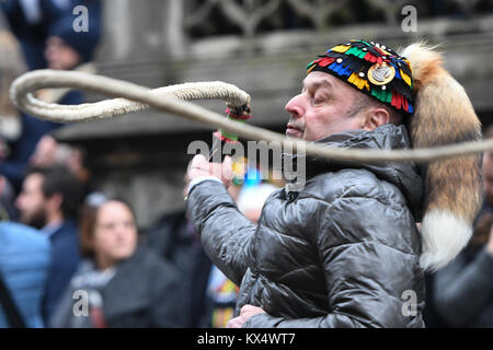 Überlingen, Deutschland. 6. Januar, 2018. Fasnacht narren Thomas Madlener schwingt eine so genannte "karbatsche", Peitsche ist ein traditionelles Narr, als Hunderte von Zuschauern auf während die traditionelle alemannische Fasnacht feiern in Überlingen, Deutschland, am 6. Januar 2018. Fasnact ist ein traditioneller Karneval Feier, die in West- und Süd-West-Deutschland gefeiert wird. Credit: Felix Kästle/dpa/Alamy leben Nachrichten Stockfoto