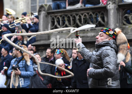 Überlingen, Deutschland. 6. Januar, 2018. Fasnacht narren Thomas Madlener schwingt eine so genannte "karbatsche", Peitsche ist ein traditionelles Narr, als Hunderte von Zuschauern auf während die traditionelle alemannische Fasnacht feiern in Überlingen, Deutschland, am 6. Januar 2018. Fasnact ist ein traditioneller Karneval Feier, die in West- und Süd-West-Deutschland gefeiert wird. Credit: Felix Kästle/dpa/Alamy leben Nachrichten Stockfoto