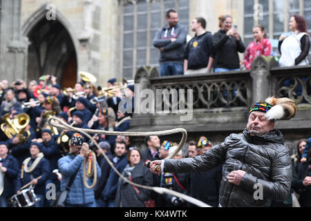 Überlingen, Deutschland. 6. Januar, 2018. Fasnacht narren Thomas Madlener schwingt eine so genannte "karbatsche", Peitsche ist ein traditionelles Narr, als Hunderte von Zuschauern auf während die traditionelle alemannische Fasnacht feiern in Überlingen, Deutschland, am 6. Januar 2018. Fasnact ist ein traditioneller Karneval Feier, die in West- und Süd-West-Deutschland gefeiert wird. Credit: Felix Kästle/dpa/Alamy leben Nachrichten Stockfoto