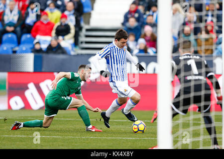 Madrid, Spanien. 07 Jan, 2018. Joseba Zaldua (Leganes FC). Mikel Oyarzabal (Real Sociedad), in der Tätigkeit während der La Liga Match zwischen Leganes FC vs Real Sociedad am Städtischen de Butarque Stadion in Madrid, Spanien, 7. Januar 2018. Credit: Gtres Información más Comuniación auf Linie, S.L./Alamy Live News Credit: Gtres Información más Comuniación auf Linie, S.L./Alamy leben Nachrichten Stockfoto