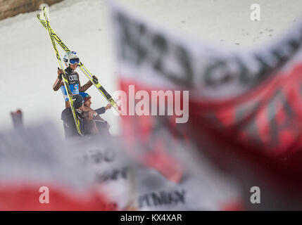 Bischofshofen, Österreich. 06 Jan, 2018. Letzten Tag Skispringen, Bischofshofen, 06 Januar, 2018 vier Mal Sieger und Gewinner Kamil Stoch Polen, POL feiert seinen Sieg an der Vierschanzen Tournee, Skispringen vier Hill Turnier Männer in Bischofshofen, Österreich, 06. Dezember 2006, 2018, Saison 2017/2018 Quelle: Peter Schatz/Alamy leben Nachrichten Stockfoto