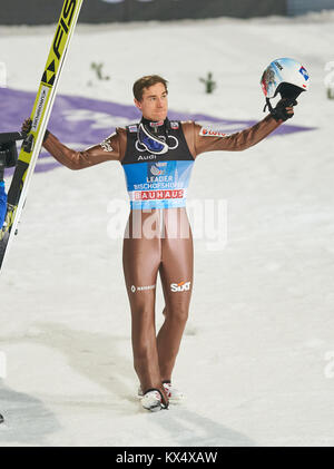 Bischofshofen, Österreich. 06 Jan, 2018. Letzten Tag Skispringen, Bischofshofen, 06 Januar, 2018 vier Mal Sieger und Gewinner Kamil Stoch Polen, POL feiert seinen Sieg an der Vierschanzen Tournee, Skispringen vier Hill Turnier Männer in Bischofshofen, Österreich, 06. Dezember 2006, 2018, Saison 2017/2018 Quelle: Peter Schatz/Alamy leben Nachrichten Stockfoto