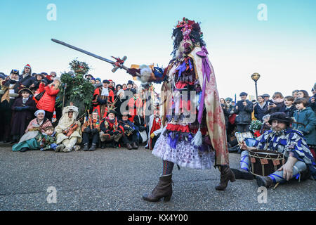 London, Großbritannien. 7. Januar 2018. Kukeri von Lions Teil in einem Folk spielen in der Nähe des Globe Theatre in der Feier der Zwölfte Nacht durchführen, markiert das Ende der zwölf Tage des Winters Festlichkeiten. Zwölfte Nacht feiern, die in den traditionellen landwirtschaftlichen Kalender markieren Sie eine letzte Chance fröhlich zu machen, bevor sie in die Strapazen der Arbeit am Pflug Montag Credit: Amer ghazzal/Alamy leben Nachrichten Stockfoto