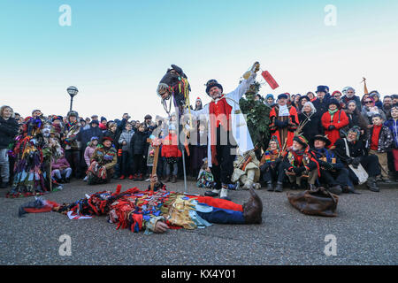 London, Großbritannien. 7. Januar 2018. Kukeri von Lions Teil in einem Folk spielen in der Nähe des Globe Theatre in der Feier der Zwölfte Nacht durchführen, markiert das Ende der zwölf Tage des Winters Festlichkeiten. Zwölfte Nacht feiern, die in den traditionellen landwirtschaftlichen Kalender markieren Sie eine letzte Chance fröhlich zu machen, bevor sie in die Strapazen der Arbeit am Pflug Montag Credit: Amer ghazzal/Alamy leben Nachrichten Stockfoto