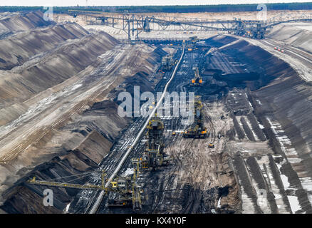 Griessen, Deutschland. 07 Jan, 2018. Bild des Jaenschwalde Braunkohle Tagebau betrieben von Leag (Lausitz Energie Bergbau AG), in der Nähe der Gemeinde von Griessen, Deutschland, 07. Januar 2018 berücksichtigt. Eine Demonstration gegen die Schäden, die durch die Braunkohle Jaenschwalde open-cast Mine fand am gleichen Tag. Die Teilnehmer an der Kundgebung zogen aus der Stadt Kerkwitz in die Nachbarstadt Taubendorf, die an den Rändern der Grube liegt. Regelmäßige Proteste gegen Kohle statt in der Lausitz am ersten Sonntag jedes Jahr seit 2008. Foto: Patrick Pleul/dpa-Zentra Stockfoto