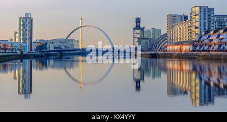 Glasgow, Schottland, Großbritannien. 7. Januar 2018. UK Wetter: Wie die Sonne an einem sehr kalten, Ruhe Tag Sehenswürdigkeiten von Glasgow in den Fluss Clyde reflektiert werden. Credit: Skully/Alamy leben Nachrichten Stockfoto