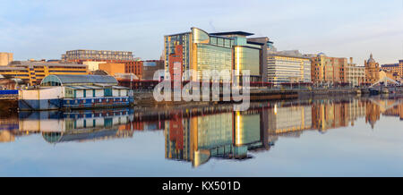 Glasgow, Schottland, Großbritannien. 7. Januar 2018. UK Wetter: Wie die Sonne an einem sehr kalten, Ruhe Tag Sehenswürdigkeiten von Glasgow in den Fluss Clyde reflektiert werden. Credit: Skully/Alamy leben Nachrichten Stockfoto