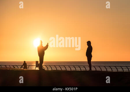 Blackpool Großbritannien, 7. Januar 2018. Wetter news. Ein knacken Sonnenuntergang in Blackpool an diesem Abend, viel der Leute aus der schönen Winter zu genießen. © Gary Telford/Alamy leben Nachrichten Stockfoto