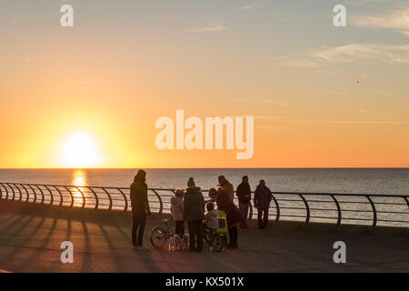 Blackpool Großbritannien, 7. Januar 2018. Wetter news. Ein knacken Sonnenuntergang in Blackpool an diesem Abend, viel der Leute aus der schönen Winter zu genießen. © Gary Telford/Alamy leben Nachrichten Stockfoto