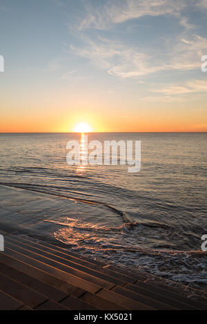 Blackpool Großbritannien, 7. Januar 2018. Wetter news. Ein knacken Sonnenuntergang in Blackpool an diesem Abend, viel der Leute aus der schönen Winter zu genießen. © Gary Telford/Alamy leben Nachrichten Stockfoto