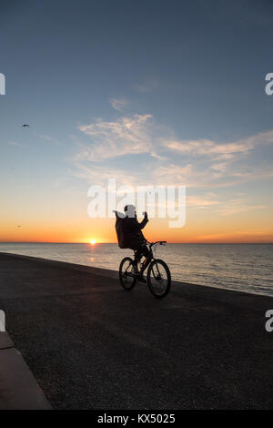 Blackpool Großbritannien, 7. Januar 2018. Wetter news. Ein knacken Sonnenuntergang in Blackpool an diesem Abend, viel der Leute aus der schönen Winter zu genießen. © Gary Telford/Alamy leben Nachrichten Stockfoto