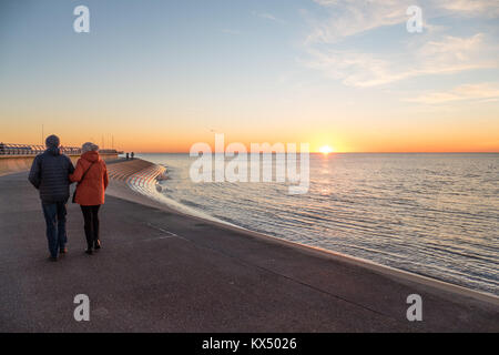 Blackpool Großbritannien, 7. Januar 2018. Wetter news. Ein knacken Sonnenuntergang in Blackpool an diesem Abend, viel der Leute aus der schönen Winter zu genießen. © Gary Telford/Alamy leben Nachrichten Stockfoto