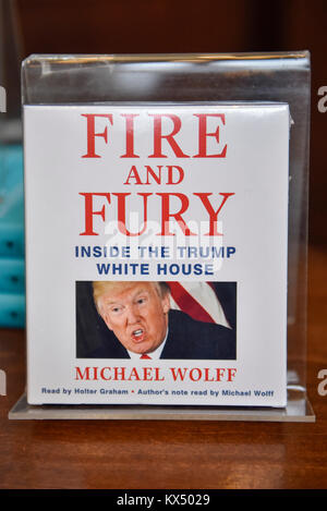 Chicago, USA. 7. Januar 2018. Ein Hörbuch des neuen Buches "Feuer und Wut, in der Trumpf des Weißen Hauses", von Michael Wolfe ist auf Anzeige in Barnes & Noble Buchhandlung in der Innenstadt von Chicago. Barnes & Noble haben bereits vor der offiziellen auf Verkauf Datum der 9. Januar erweiterte Aufträge, aber einige andere Buchhändler haben voraus Exemplare verkauft haben sofort ausverkauft. Credit: Stephen Chung/Alamy leben Nachrichten Stockfoto