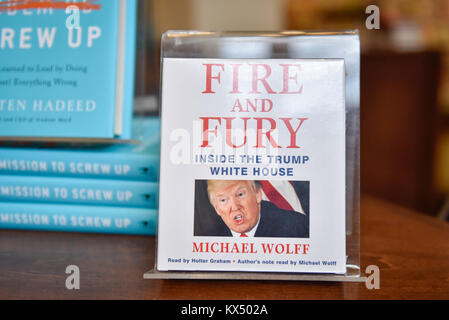 Chicago, USA. 7. Januar 2018. Ein Hörbuch des neuen Buches "Feuer und Wut, in der Trumpf des Weißen Hauses", von Michael Wolfe ist auf Anzeige in Barnes & Noble Buchhandlung in der Innenstadt von Chicago. Barnes & Noble haben bereits vor der offiziellen auf Verkauf Datum der 9. Januar erweiterte Aufträge, aber einige andere Buchhändler haben voraus Exemplare verkauft haben sofort ausverkauft. Credit: Stephen Chung/Alamy leben Nachrichten Stockfoto