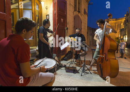 Valletta, Malta. 29. Juli 2014. Eine Bandprobe auf der Straße in der Nähe des Victoria Gate in der Stadt Valletta, die Hauptstadt Maltas. Das Foto wurde im Juli 2014 getroffen. Credit: Tom Schulze | Verwendung weltweit/dpa/Alamy leben Nachrichten Stockfoto