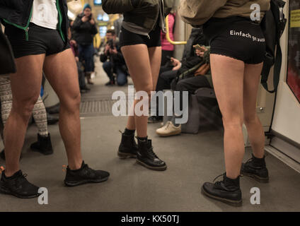 Berlin, Deutschland. 7 Dez, 2018. Die Teilnehmer der "No Pants Subway Ride' auf der Linie U2 in Berlin, Deutschland, 7. Dezember 2018. Quelle: Jörg Carstensen/dpa/Alamy leben Nachrichten Stockfoto