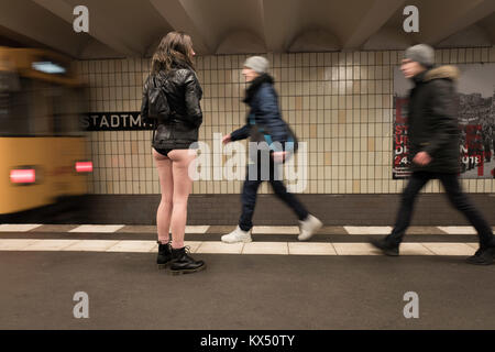 Berlin, Deutschland. 7 Dez, 2018. Ein Teilnehmer in der 'No Pants Subway Ride' für einen Zug am U-Bahnhof Stadtmitte in Berlin, Deutschland, 7. Dezember 2018. Quelle: Jörg Carstensen/dpa/Alamy leben Nachrichten Stockfoto