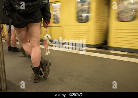 Berlin, Deutschland. 7 Dez, 2018. Ein Teilnehmer in der 'No Pants Subway Ride' für einen Zug bei einem U-Bahnhof in Berlin, Deutschland, 7. Dezember 2018. Quelle: Jörg Carstensen/dpa/Alamy leben Nachrichten Stockfoto