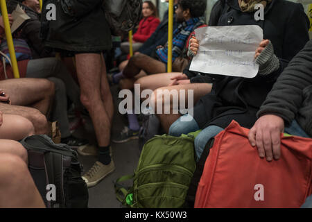 Berlin, Deutschland. 7 Dez, 2018. Die Teilnehmer der "No Pants Subway Ride' auf der Linie U2 in Berlin, Deutschland, 7. Dezember 2018. Quelle: Jörg Carstensen/dpa/Alamy leben Nachrichten Stockfoto