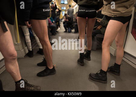 Berlin, Deutschland. 7 Dez, 2018. Die Teilnehmer der "No Pants Subway Ride' auf der Linie U2 in Berlin, Deutschland, 7. Dezember 2018. Quelle: Jörg Carstensen/dpa/Alamy leben Nachrichten Stockfoto