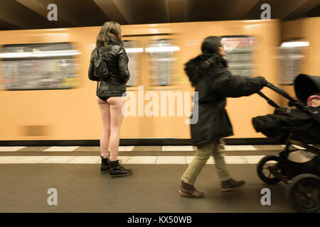 Berlin, Deutschland. 7 Dez, 2018. Ein Teilnehmer in der 'No Pants Subway Ride' für einen Zug am U-Bahnhof Stadtmitte in Berlin, Deutschland, 7. Dezember 2018. Quelle: Jörg Carstensen/dpa/Alamy leben Nachrichten Stockfoto