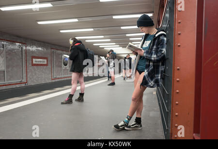 Berlin, Deutschland. 7 Dez, 2018. Die Teilnehmer der "No Pants Subway Ride' warten auf die nächste U-Bahn in Berlin, Deutschland, 7. Dezember 2018. Quelle: Jörg Carstensen/dpa/Alamy leben Nachrichten Stockfoto