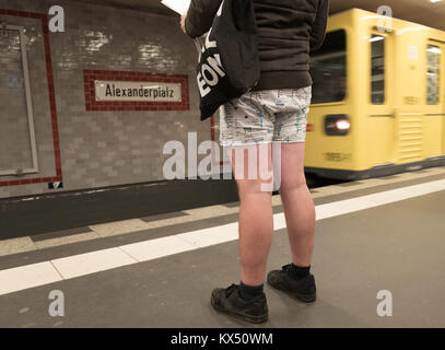 Berlin, Deutschland. 7 Dez, 2018. Ein Teilnehmer in der 'No Pants Subway Ride' für einen Zug bei einem U-Bahnhof in Berlin, Deutschland, 7. Dezember 2018. Quelle: Jörg Carstensen/dpa/Alamy leben Nachrichten Stockfoto