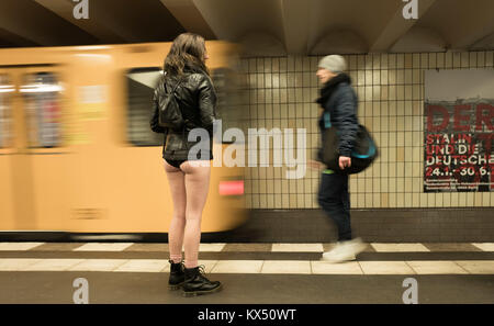 Berlin, Deutschland. 7 Dez, 2018. Ein Teilnehmer in der 'No Pants Subway Ride' für einen Zug am U-Bahnhof Stadtmitte in Berlin, Deutschland, 7. Dezember 2018. Quelle: Jörg Carstensen/dpa/Alamy leben Nachrichten Stockfoto