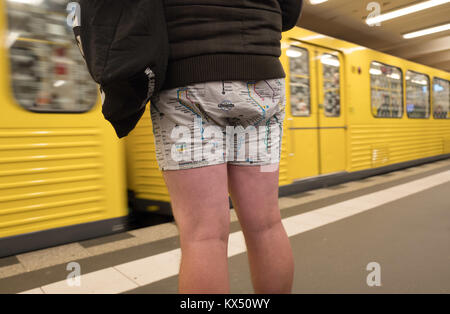 Berlin, Deutschland. 7 Dez, 2018. Ein Teilnehmer in der 'No Pants Subway Ride' für einen Zug bei einem U-Bahnhof in Berlin, Deutschland, 7. Dezember 2018. Quelle: Jörg Carstensen/dpa/Alamy leben Nachrichten Stockfoto