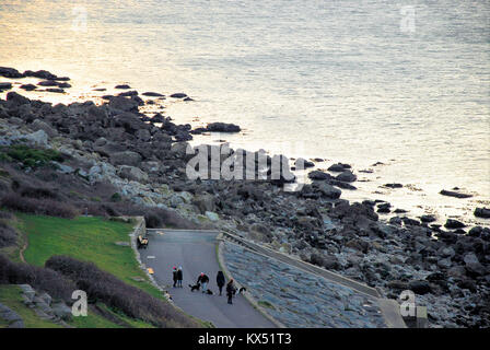 Isle of Portland, Großbritannien. 7. Januar 2018 - Menschen treffen sich auf einem Bitterkalten Chesil Beach, auf Portland, wie der Tag neigt sich dem Ende zu Credit: stuart Hartmut Ost/Alamy leben Nachrichten Stockfoto