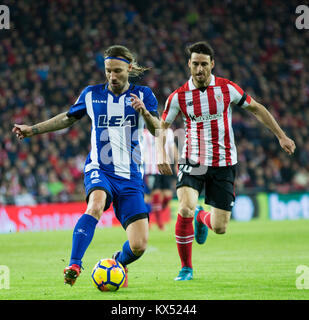 Bilbao, Spanien. 07 Jan, 2018. (20) Aritz Aduriz Zubeldia (4) Alexis ruano während der spanischen La Liga Fußball Match zwischen Athletic Bilbao und Club Deportivo Alaves, an San Mames Stadium, in Bilbao, Nordspanien, Sonntag, Januar, 07, 2018. Credit: Gtres Información más Comuniación auf Linie, S.L./Alamy Live News Credit: Gtres Información más Comuniación auf Linie, S.L./Alamy leben Nachrichten Stockfoto